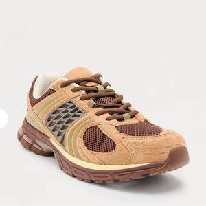 Men's Athletic Trainer in Brown and Tan